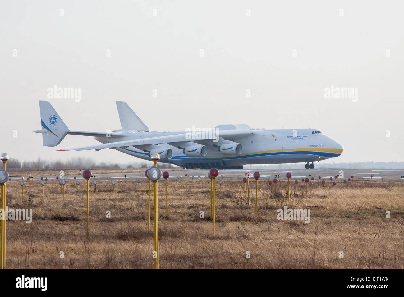 Kiew, Ukraine - 5. Januar 2012: Antonov-225 - das größte Frachtflugzeug der Welt auf der Start-und Landebahn am Flughafen Stockfoto
