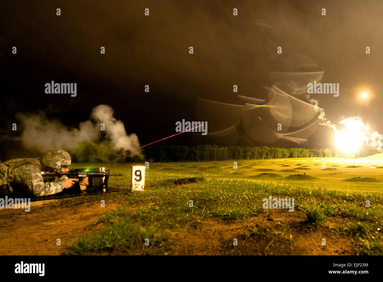 SPC. Ryan Barger scannt seine Sektor während der M4-Gewehr Nacht Feuer Qualifikationsturnier beim 2011 Army Reserve beste Krieger Wettbewerb am Fort McCoy, Wisconsin, USA am Mittwoch, 22. Juni. Stockfoto