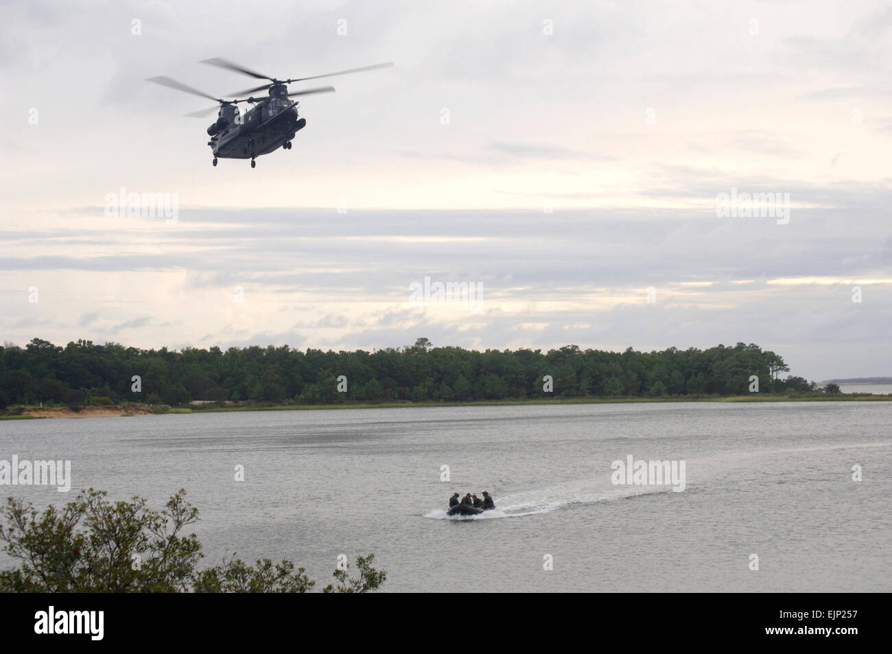 US Air Force Spezialoperationen Flieger in einem Schlauchboot fahren nach dem Sprung aus einem MH-47 Chinook Hubschrauber aus eine MH-47 Chinook-Hubschrauber, die US-Armee zugewiesen 160th Special Operations Aviation Regiment auf Fort Fisher in Kure Beach, NC, 19. September 2007. Flieger und Soldaten aus Hurlburt Field, Florida, und Fort Campbell, Kentucky, nahmen an der zweiwöchigen langen Trainings. Airman Matthew R. Loken Stockfoto