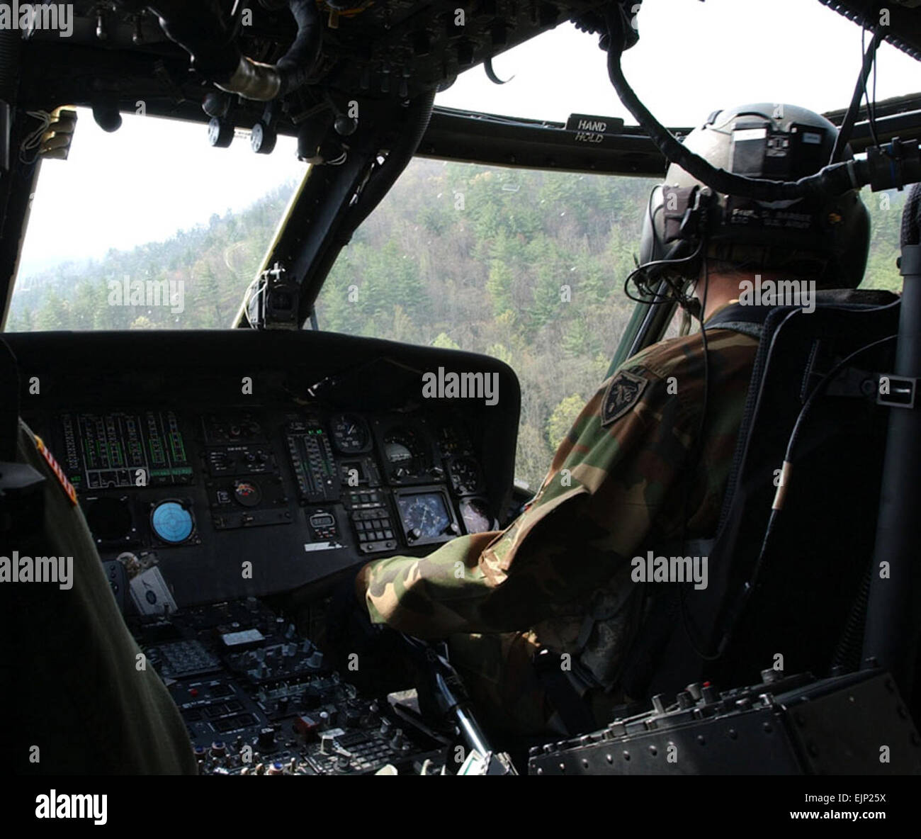 North Carolina Army National Guard UH-60 Black Hawk Hubschrauberbesatzung beginnt eine Such- und Übung in Morganton, NC, 28. März 2007.  4-Tages wird Multiagentur Such- und Rettungsmaßnahmen mit über ein Dutzend Agenturen einschließlich North Carolina National Guard, Feuerwehr, Rettungsdienst und Staatsoberhäupter.  Techn. Sgt. Brian E. Christiansen Stockfoto