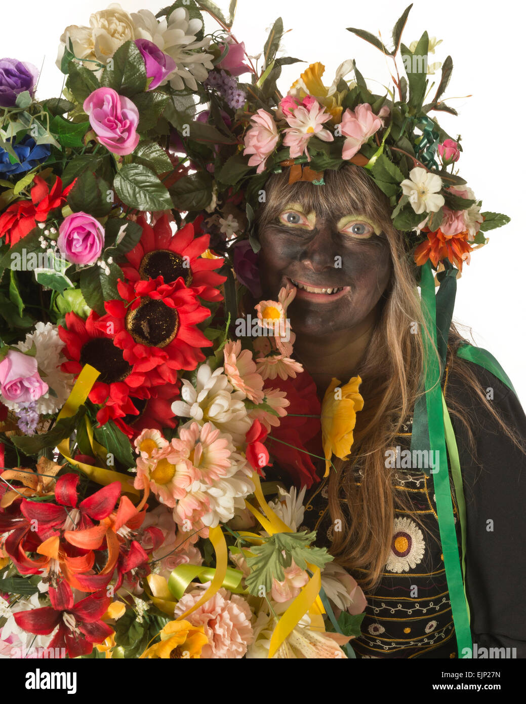 Schwarz Sal, eine kostümierte Teilnehmer an der Hastings traditionelle Jack im Grünen Festival. East Sussex. England. Großbritannien Stockfoto