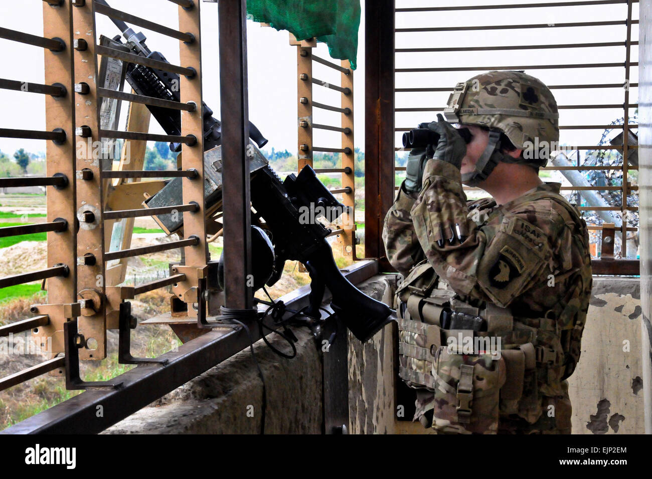 US Armee Sgt. Amanda Olmeda bietet Sicherheit von einem Aussichtsturm auf der Forward Operating Base Fenty in der afghanischen Provinz Nangarhar, 13. März 2013. Olmeda, Pfarrhelfer, erhält der 101st Airborne Division Headquarters Company, 1st Brigade Combat Team.  Sgt. 1. Klasse John D. Brown Stockfoto