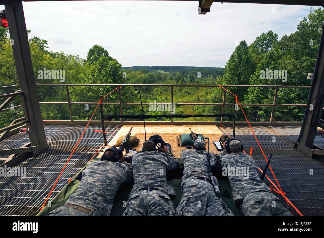 Ohio National Guard Scharfschützen des Headquarters und Headquarters Troop, 2. Eskadron, 107. Kavallerie-Regiment, mit Sitz in Hamilton, Ohio, das Schlachtfeld von einer erhöhten Overwatch Position bei der Infanterie Kader Kampf Kurs in Camp Atterbury, in der Nähe von Edinburgh, ind., 12. August 2013 zu beobachten. Die kombinierte-Waffen, Leben Feuer Übung war der Höhepunkt von zwei Jahren Planung, Vorbereitung und training, dass integrierte Scharfschützen, Pfadfinder, Mörser, Infanterie und Sanitäter.  John Crosby Stockfoto