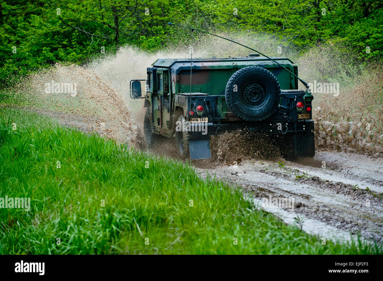 Reservieren Sie Soldaten aus dem größeren Chicago Bereich Laufwerk M1165A1 hohe Mobilität Multi-Purpose Rädern Fahrzeuge HMMWV auf eine Off-Road-Fahrkurse, Praxis auf dem HMMWV in verschiedenen unwegsames Gelände-Bedingungen bei Joliet Trainingsbereich, Ill., Mai 14 zu gewinnen. Der Kurs wurde von Fahrlehrer des Befehls 416th Theater Ingenieur, mit Sitz in Darien, Ill., etwa 30 Soldaten in der Fahrausbildung, welche Spannweiten über ein fünftägiges Trainingsplan teilgenommen.  Sgt. 1. Klasse Michel Sauret Stockfoto