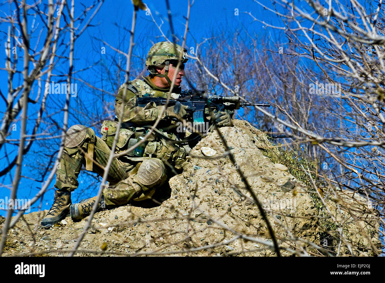 US Army Spc. Mark E. Fielding, gebürtig in Benton, Louisiana, und Schütze zugeordnet Unternehmen C, 2. Bataillon, 30. Infanterie-Regiment, 4th Brigade Combat Team, 10th Mountain Division, Task Force Sturm, bietet Sicherheit für afghanischen nationalen Sicherheitskräfte am Tag fünf eine sechstägige abgesessene Betrieb hier Dez. 23. Soldaten der Co. C und ANSF geschoben durch westliche Baraki Barak auf einer sechstägigen Fuß Patrouille Taliban Einfluss zu beseitigen und eine Regierung der islamischen Republik Afghanistan-Präsenz zu schaffen.  US Armee Sgt. Cooper T. Cash, Task Force Patriot Public Affairs Stockfoto