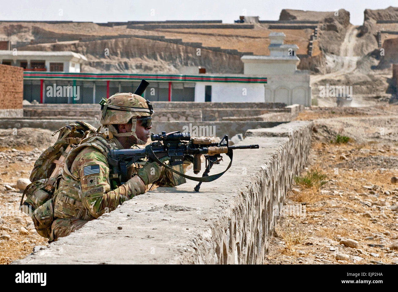 US Army Spc. Kevin Jackson, 4. Geschwader, 9. Kavallerie-Regiment, 2nd Armored Brigade Combat Team, 1. Kavallerie-Division, zieht Sicherheit während einer Aufklärungsmission in einem Dorf südlich von Forward Operating Base Fenty, Provinz Nangarhar, Afghanistan, 8. September 2013. US Army National Guard Foto von Sgt. Margaret Taylor, 129. Mobile Public Affairs-Abteilung Stockfoto