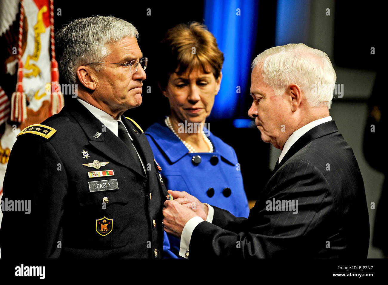 US-Verteidigungsminister Robert M. Gates präsentiert die Defense Distinguished Service Medal, Army Chief Of Staff General George W. Casey eine während der Zeremonie im Pentagon, 11. April 2011, kennzeichnen seinen Rücktritt vom aktiven Dienst nach mehr als 40 Jahren von engagierten Service.  Seine Frau Sheila, die Sharred jeden Schritt seiner Karriere Uhren die Präsentation.  Wenige Augenblicke später, überreichte Gates ihr die Defense Distinguished Civilian Service Medal als Anerkennung für ihre unermüdliche Arbeit zur Unterstützung der Armee Familien.   R. D. Ward Stockfoto