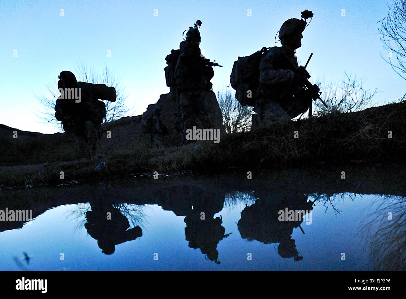 Soldaten ruhen neben einem Kanal während einer Patrouille in Badula Qulp während der Operation Helmand Spider in der Provinz Helmand, Afghanistan, 17. Februar 2010. Die Soldaten werden zugewiesen, Firma A, 1. Bataillon, 17. Infanterie-Regiment.           Operation Muschtarak zeigt Fortschritt /-news/2010/02/24/34880-operation-moshtarak-shows-progress/index.html Stockfoto