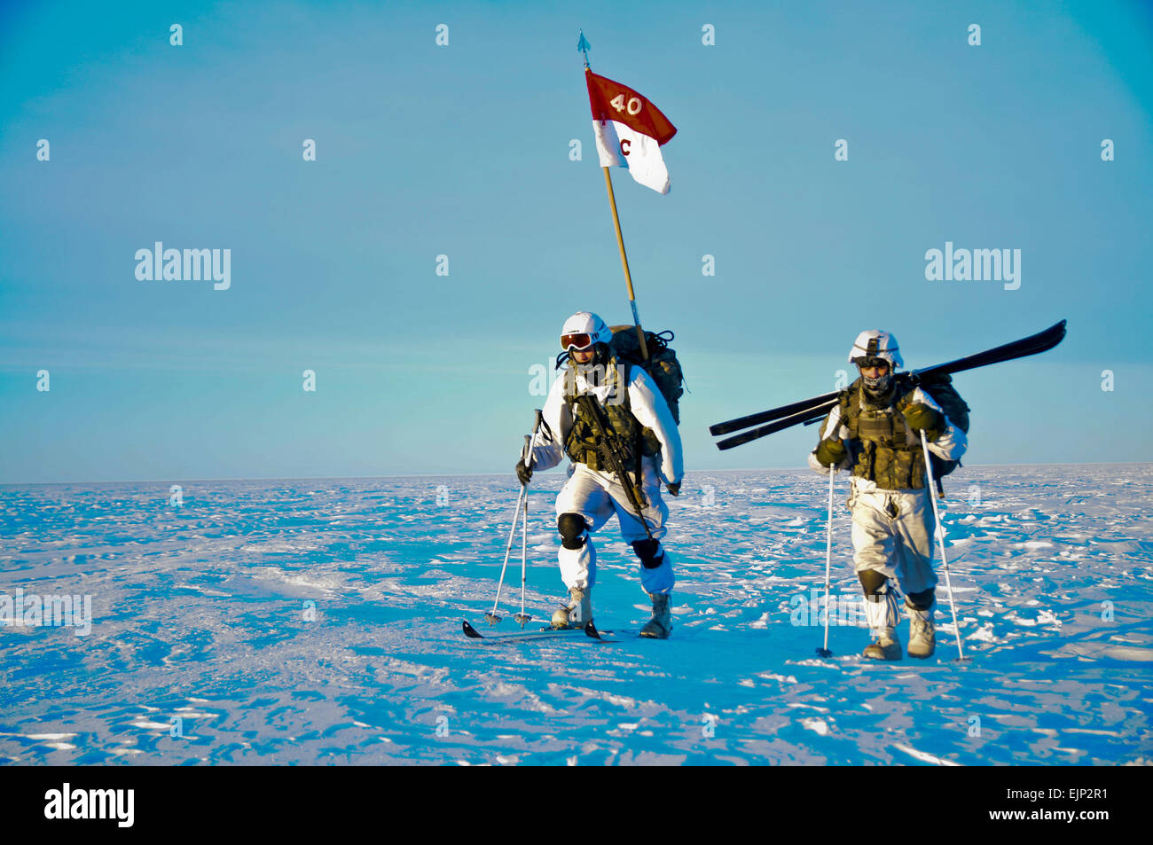 Fallschirmjäger mit Chaos-Truppe, 1. Staffel, 40. Kavallerie-Regiment, 4. Infanterie-Brigade Combat Team Airborne, 25. Infanterie-Division, bewegen, ihre Montagebereich nach Fallschirmspringen in Deadhorse, Alaska, 25. Februar 2014, im Rahmen der Spartan Brigade Ausbildung zum schnellen einfügen in jeder Umgebung im Pazifik. Dies ist das erste Mal die Spartan Brigade Operationen nördlich des Polarkreises durchgeführt hat.    Sgt. Eric James Estrada Stockfoto