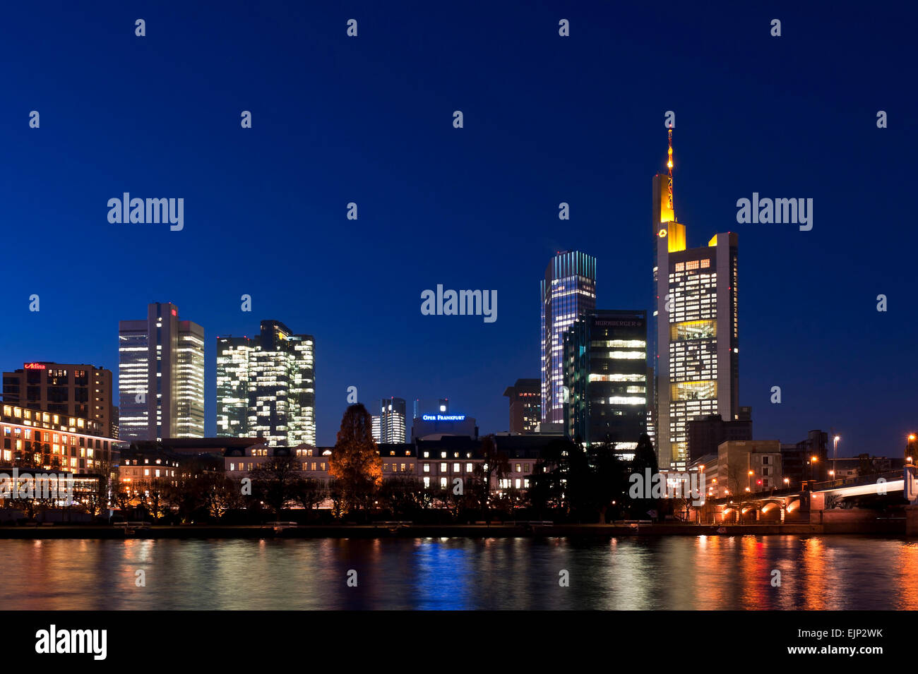 Abenddämmerung Skyline der Bank Centre in Frankfurt am Main am Fluss Main Hessen Deutschland Europa Stockfoto