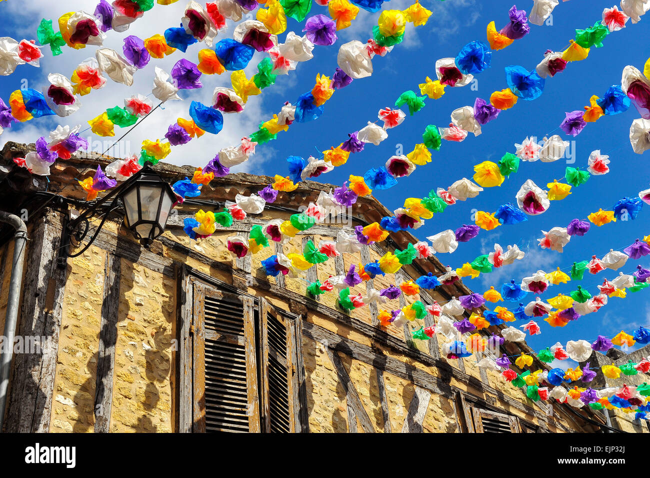 Farbiges Papier Deko Girlande auf einem Marktplatz in Frankreich Europa Stockfoto
