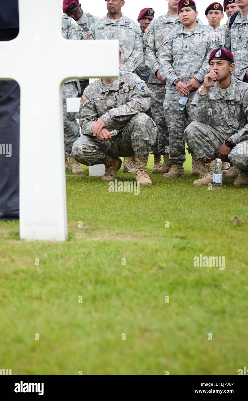 US Army Fallschirmjäger aus verschiedenen Luftlandeeinheiten Gedenken der 68. Jahrestag der Invasion d-Day, Normandie American Cemetery, Frankreich, 31. Mai 2012. Fallschirmjäger der Alliierten Nationen sammeln in der Normandie jedes Jahr als Erinnerung an die Wehrpflicht Mitglieder kämpften bei den Bemühungen um Nazi-besetzten Europa während des zweiten Weltkriegs am 6. Juni 1944 zu befreien. Das Gedenken beinhaltet Zeremonien für die mehr als 9.000 Service-Mitglieder, die ihr Leben gaben während der Invasion und operiert in der Luft, so dass die Partnerländer Hommage an diejenigen, die vor 68 Jahren gefallen waren. U.S Stockfoto