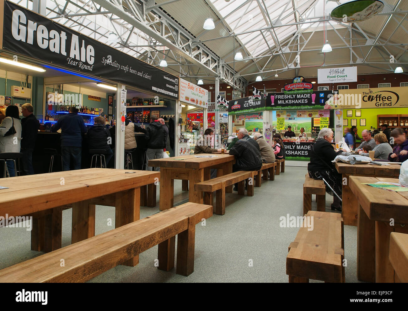 Kantine in Bolton Markthalle in Lancashire, UK, zeigen die verschiedenen Bars und Cafés mit einem Sitzbereich im Zentrum. Stockfoto