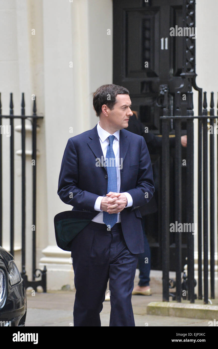 Whitehall, London, UK. 30. März 2015. Kanzler George Osborne verlässt No11 Downing Street zum Vorstellungsgespräch vorbereiten. Bildnachweis: Matthew Chattle/Alamy Live-Nachrichten Stockfoto