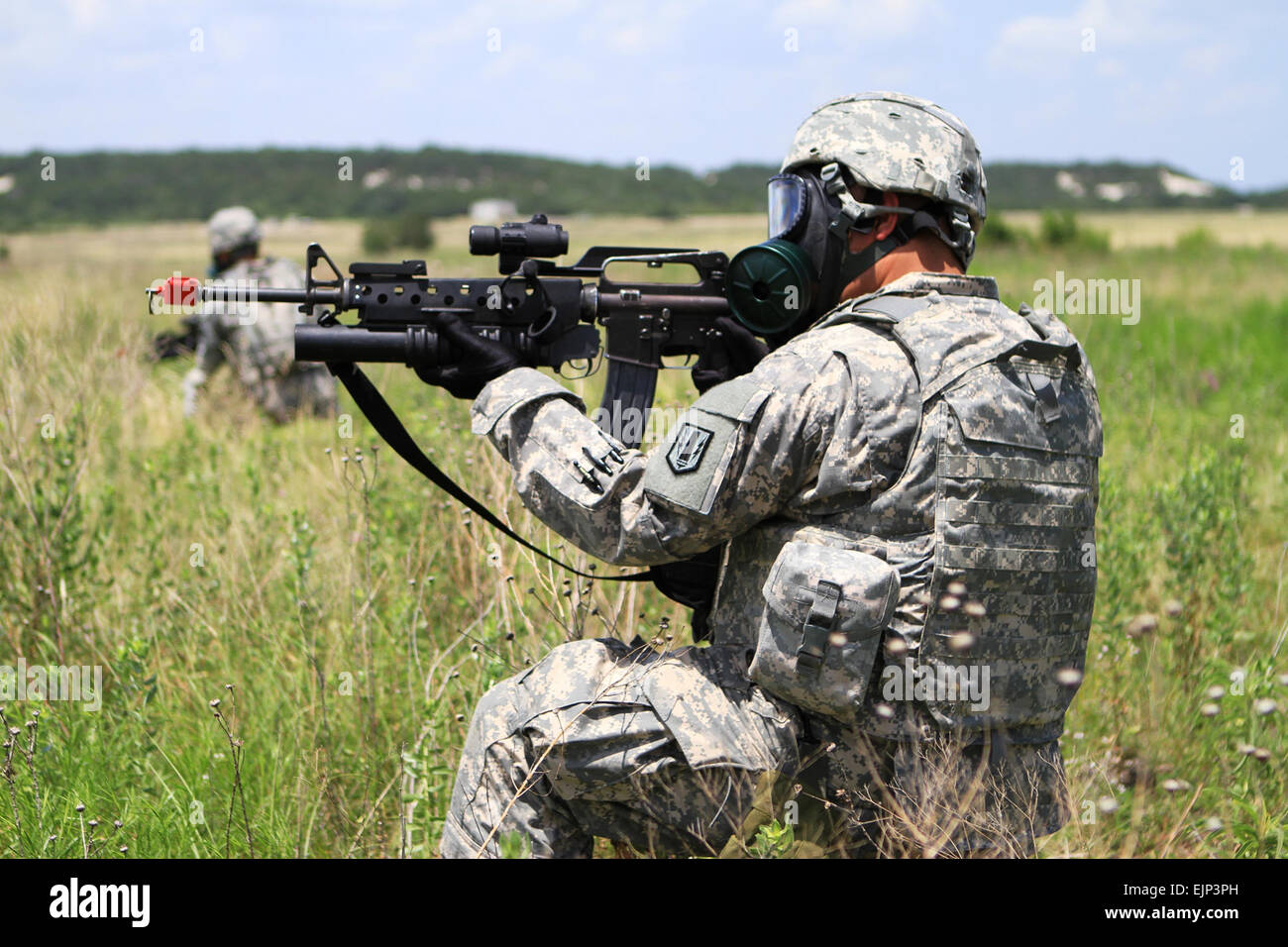 Ein Soldat aus Sitz und zentrale Batterie, 41st Fires Brigade zieht Sicherheit während der CBRN-Spur an die Einheit einsatzvorbereitende Ausbildung in Fort Hood, Texas, 19.Juni. Soldaten wurden in Schlacht Bohrer, CBRN, CASEVAC und andere allgemeine Soldat Aufgaben geschult. Stockfoto