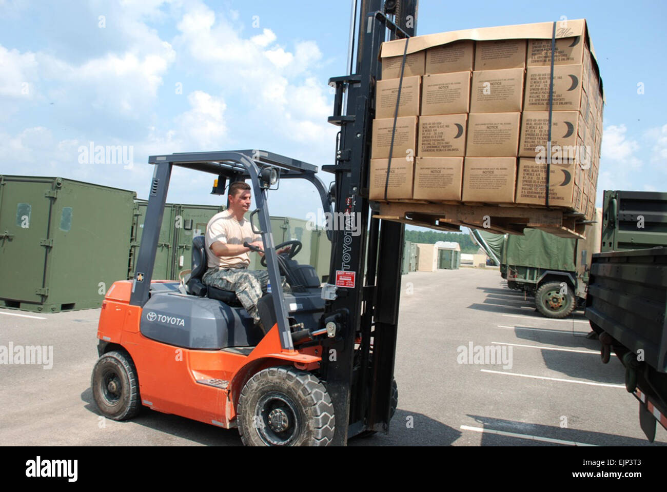 Army Staff Sgt Michael H. Majeau, Sergeant Versorgung mit der Louisiana Nationalgarde 204. Theater Flugplatz Operations Group, entlädt eine Palette von verpackten Mahlzeiten in Hammond, Louisiana, für Soldaten, die in Verbindung mit dem Ansatz der Hurrikan Gustav, 29. August 2008 aktiviert.  Staff Sgt Stephanie J. Cross, Louisiana State-Luftfahrt-Befehl. Stockfoto