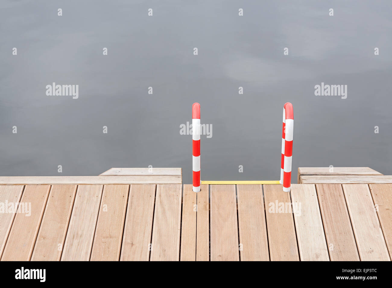 Hölzerne Pier und Leiter durch das Wasser. Stockfoto