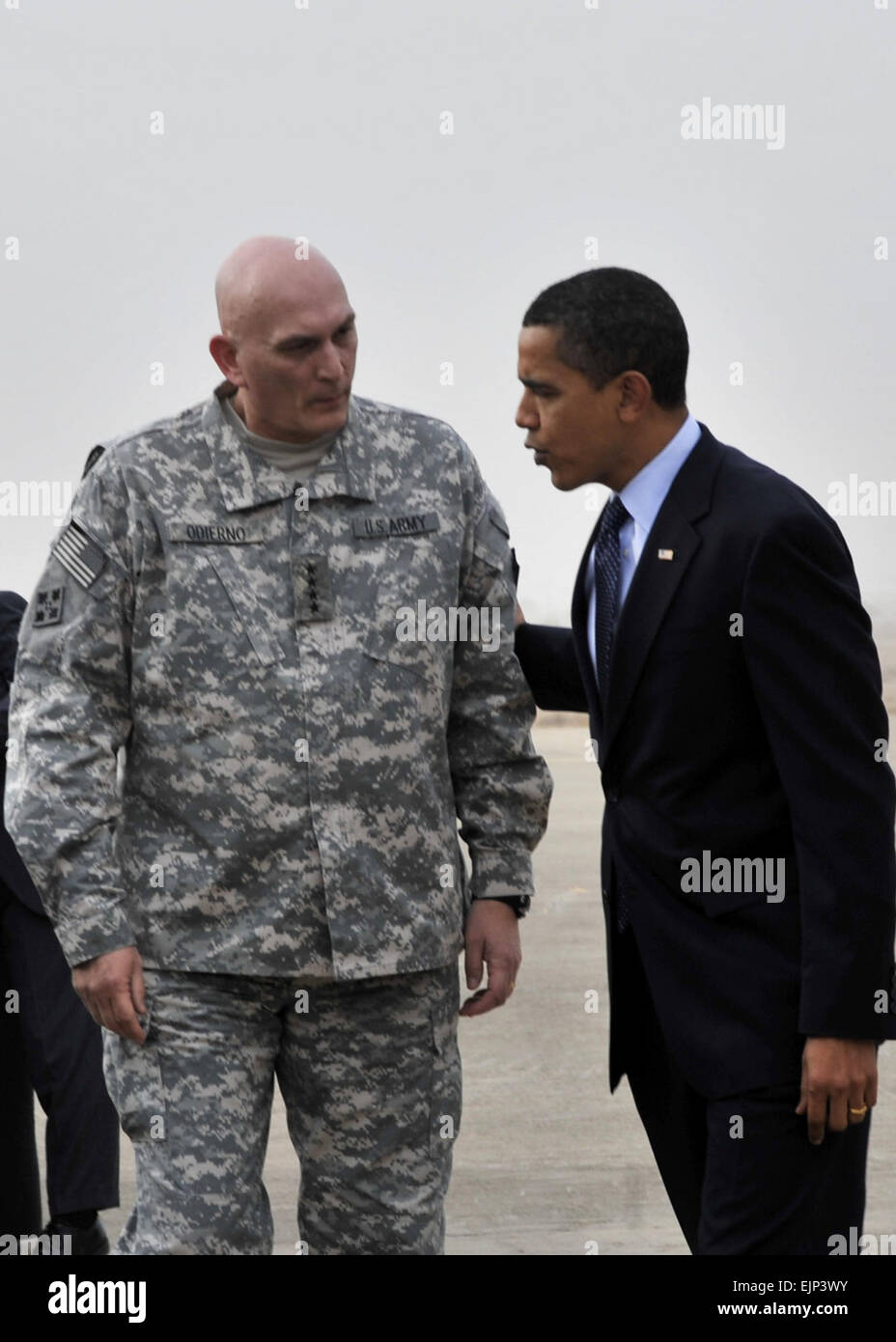 Präsident Barack Obama spricht mit General Ray Odierno, Kommandierender allgemeine multi-nationalen Kräfte Irak, nur nach der Landung in Air Force One auf der Flightline am 7. April. Kurz nach seiner Ankunft, adressiert der Präsident eine Menge von fast 1.500 und Angehörige der Regierung Zivilisten Bauunternehmen, Al Faw Palace, Camp Victory, Irak. Während seiner Rede der Präsident lobte Service-Mitglieder für ihre Konzentration und Hingabe und versprach ihnen seine Unterstützung während der Amtszeit. Stockfoto