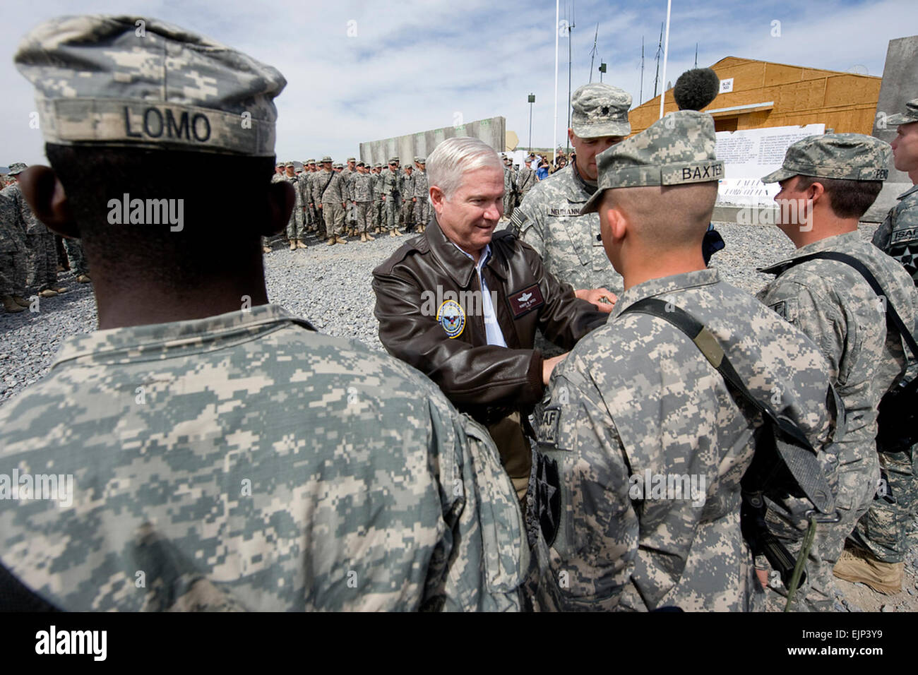 US-Verteidigungsminister Robert M. Gates beteiligt sich an einer Förderung-Zeremonie bei einem Besuch mit dem 1. Bataillon, 17. Infanterieregiment in eine vorgeschobene operative Basis in Afghanistan am 9. März 2010.           Afghanische Besuch stärkt Gates glauben an neue Strategie /-news/2010/03/10/35585-afghan-visit-reinforces-gates-faith-in-new-strategy/index.html Stockfoto
