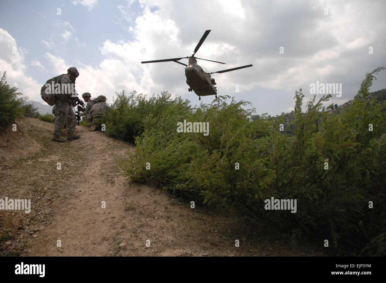 US-Soldaten aus 10th Mountain Division und die 4. Brigade Combat Team, 4. US-Infanteriedivision, Gewährleistung der Sicherheit von einer Landezone während einer CH-47 Chinook in der Nähe von Binshai in der Provinz Kunar, Afghanistan, 22.Juli nähert sich.  Die Soldaten waren in der Gegend zu einer Besprechung mit der afghanischen Grenzpolizei.    US Armee Sgt. Jennifer Cohen, 55. Signal Company Stockfoto