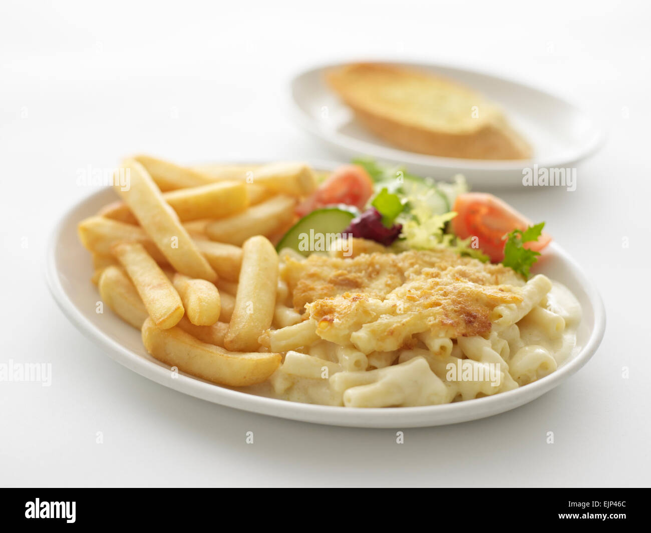 Makkaroni Käse und Chips mit knoblauchbrot Stockfoto