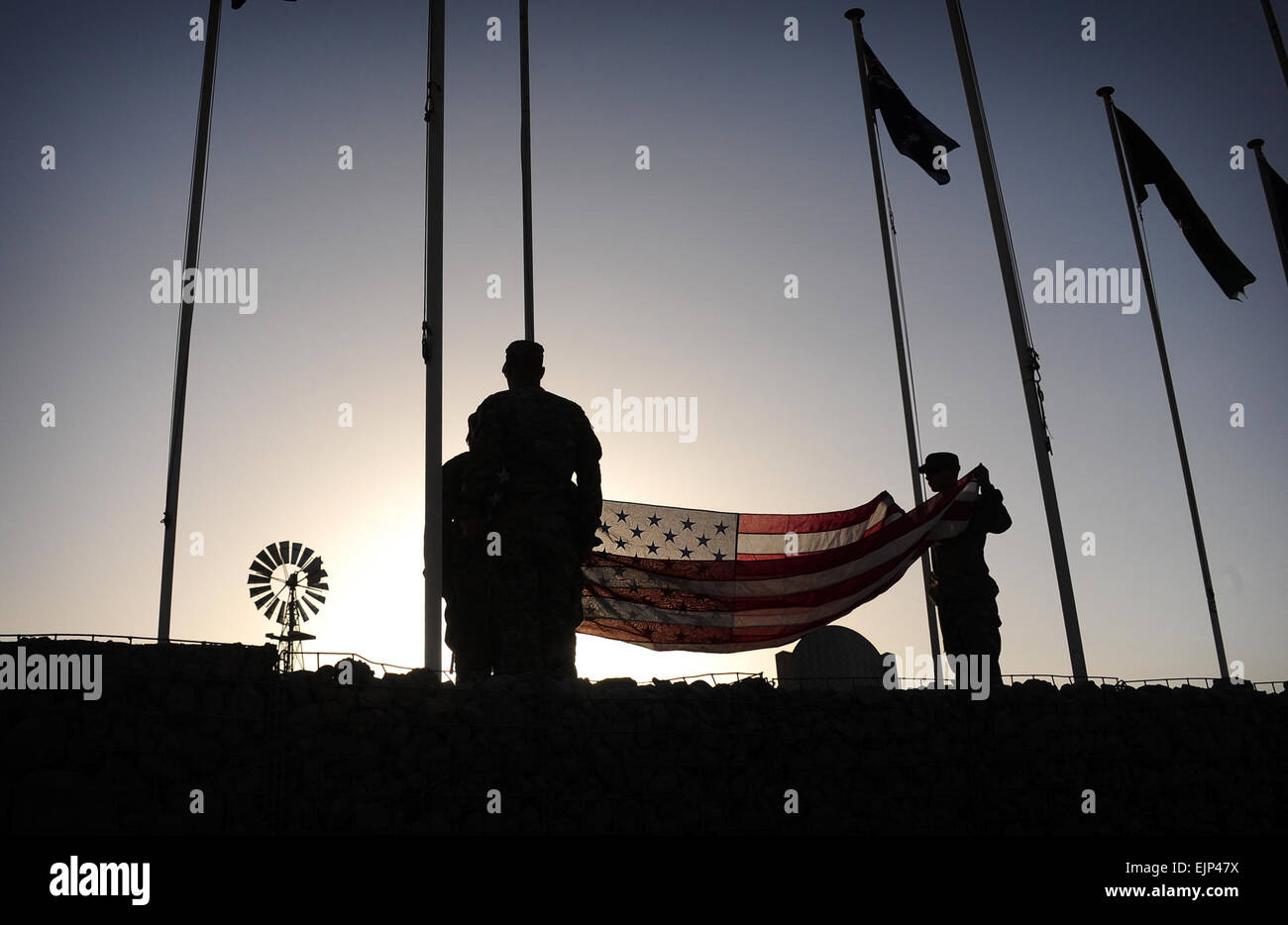 Soldaten von 79. Infantry Brigade Combat Team, Kalifornien Army National Guard, bereiten die amerikanische Flagge in multinationalen Base - Tarin Kot, Afghanistan, 5. August 2013 erhöhen. Die Flaggen werden in regelmäßigen Abständen durch von der rauen Witterung Afghanistan Verschleiß ersetzt. US Army National Guard Foto von Sgt. Jessi Ann McCormick Stockfoto