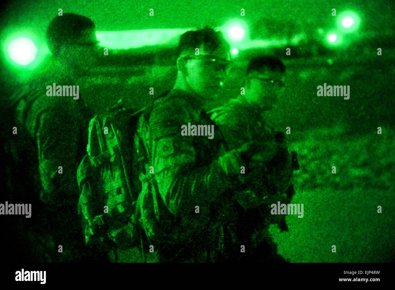 Wie durch ein Nachtsicht-Gerät gesehen, US-Soldaten gehen zurück zu den Montagebereich nach Durchführung eine schnelle Reaktion Ausbildung Bohrer auf Forward Operating Base Fenty, Provinz Nangarhar, Afghanistan, 22. Juli 2013.  Staff Sgt Jerry Saslav Stockfoto