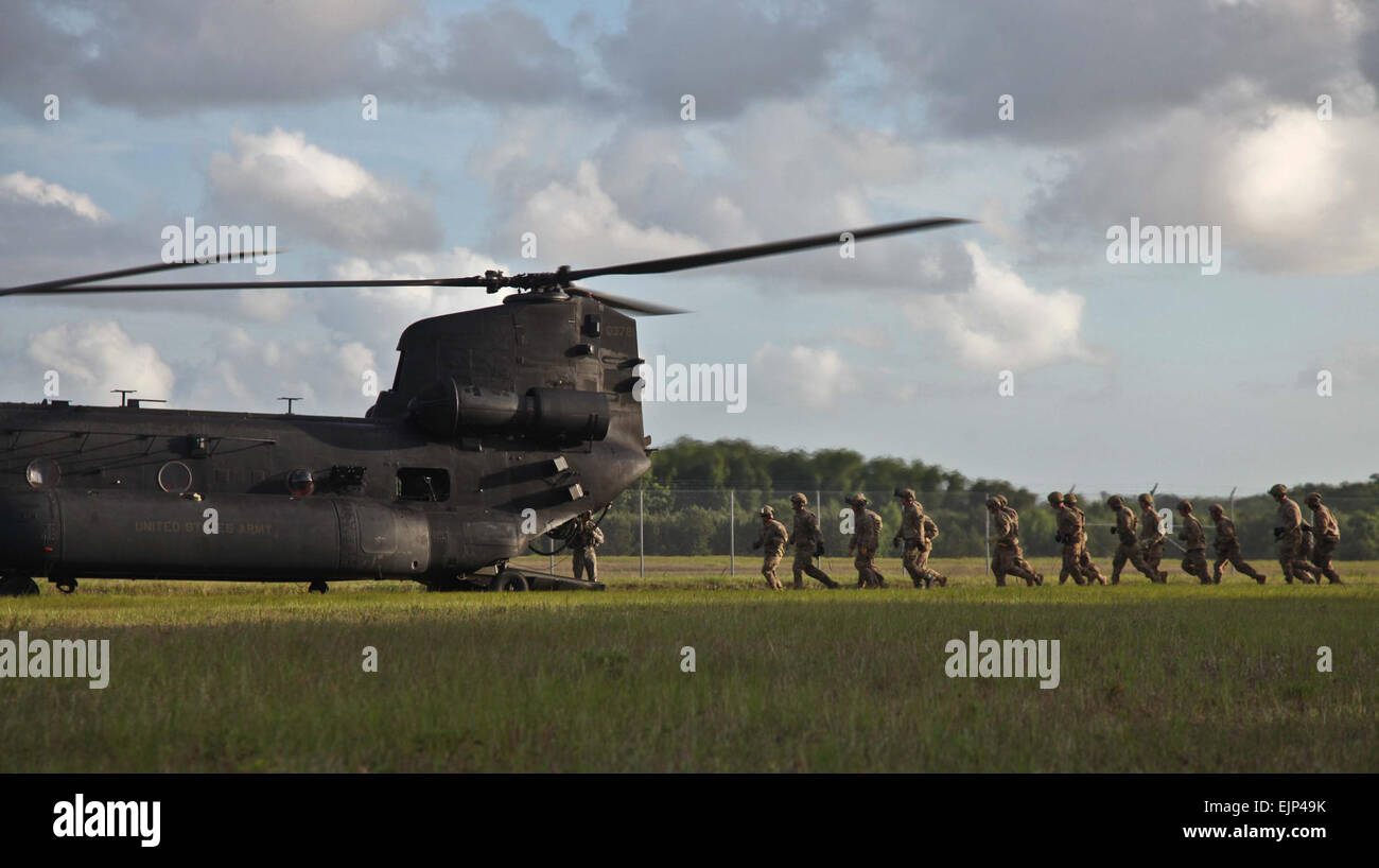 Army Rangers des 1. Bataillons, 75th Ranger Regiment, bereiten Sie einen MH-47-Hubschrauber, um schnell Seil Ausbildung bei Hunter Army Airfield, Ga. 2. Juni 2014 ausführen eingeben. UNS. Armee Spc. Coty Kuhn Stockfoto