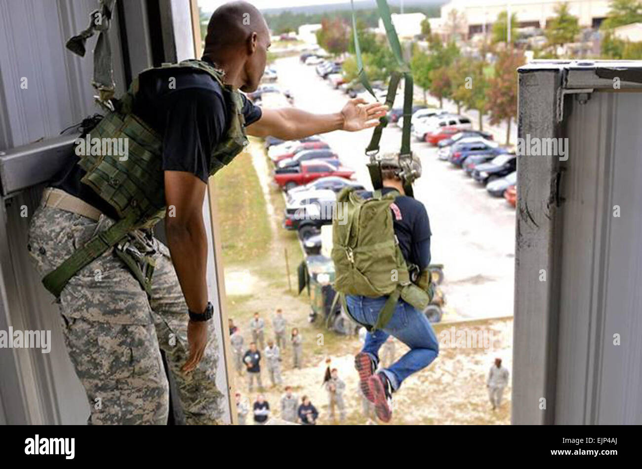 Ein Fallschirmjäger Ehepartner springt aus dem 34-Fuß-Turm an der Advanced Airborne School für die 407th Brigade Support Battalion 2nd Brigade Combat Team, 82nd Airborne Division GI Ehepartner Tag statt in Fort Bragg, N.C., Okt. 10.  Sgt. William Reinier, 2/82 PAO Stockfoto