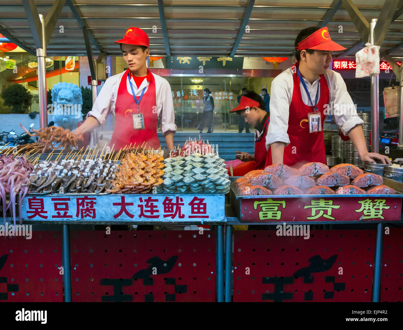 Essensstände, Donganmen Nacht Lebensmittelmarkt in der Nähe von Wangfuging Dajie, Peking, China Stockfoto