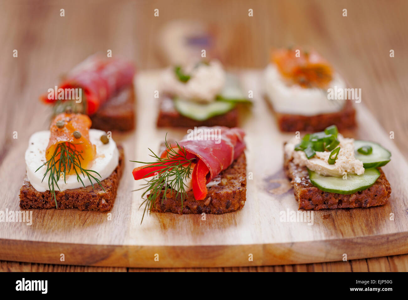 Leckere kleine Sandwiches mit Thunfisch, Käse, Schinken und Gemüse ...