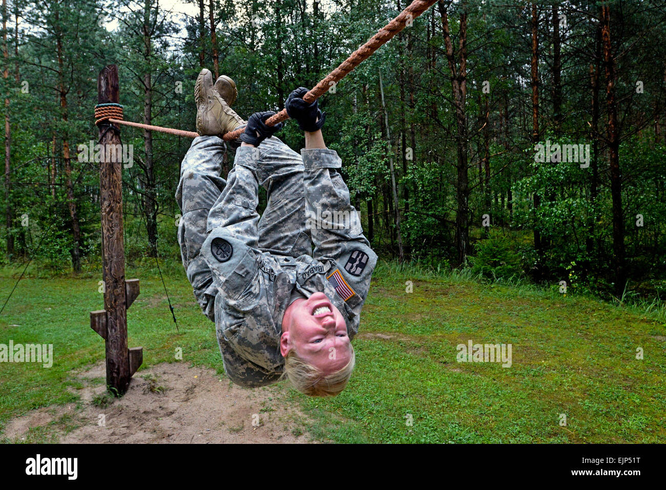 US Army Spc Elizabeth Ibabao führt über eine Hängebrücke in der Hindernis-Parcours während der US-Armee Europas besten Krieger Wettbewerb in Grafenwöhr, Deutschland, 20. August 2013. Die einwöchige Veranstaltung testet ein Soldat körperliche Ausdauer, Führung, technisches Wissen und Geschick. Ibabao wird europäische regionale zahnärztliche Befehl zugewiesen.  Gertrud Zach Stockfoto