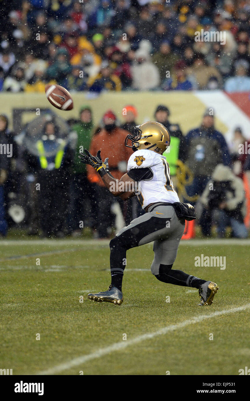 Wesley Chapel, Fla., native Julian Crockett, Army Black Knight Runningback erhält dem Punt, nachdem die Navy Midshipmen das erste Feld des 114. Army-Navy-Spiels am Lincoln Financial Field in Philadelphia, Pennsylvania, Dez. 14 Tor. Foto: US-Verteidigungsministerium EJ Hersom Stockfoto