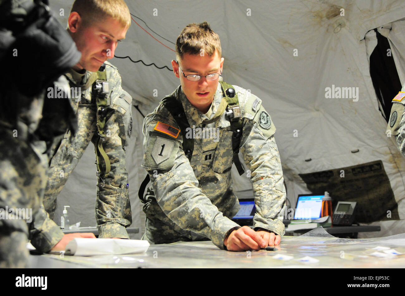 US Army Captain Tschad Pilker rechts und Leutnant von Headquarters und Headquarters Troop, 2. Kavallerie-Regiment diskutieren Strategie während einer entscheidenden Aktion Umwelt Übung, Saber Junction 2012, auf dem Truppenübungsplatz Grafenwöhr in Grafenwöhr, Deutschland, 15. Oktober 2012. Saber Junction 2012, der US-Army in Europa der führende Fortbildungsveranstaltung, ist eine große, gemeinsame, multinational, militärische Übung mit Tausenden von Mitarbeitern aus 19 verschiedenen Nationen und Hunderte von militärischen Flugzeugen und Fahrzeugen. Es ist die größte Übung dieser Art, die der US-Army in Europa in mor durchgeführt hat Stockfoto