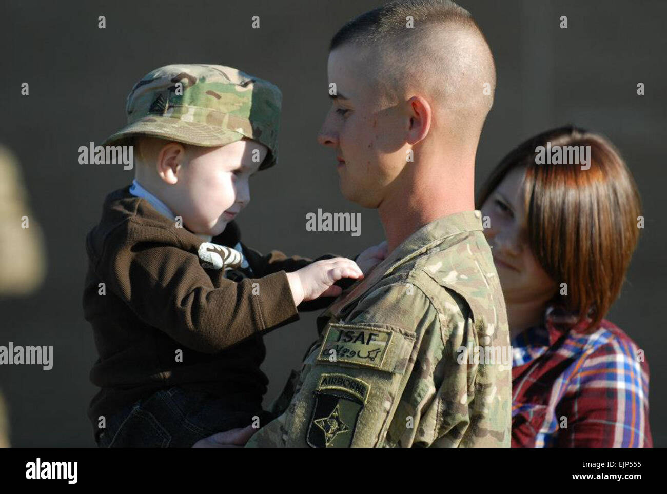 Sgt. Shaun Welch hält seine drei-jährigen Sohn, Aiden, Minuten vor seiner Abreise nach seiner vierten Kampfeinsatz, diesmal als Teil der 541st Transport Company, 129. Bekämpfung Sustainment Support Battalion, 101. Sustainment Brigade der 101st Airborne Division. Ca. 146 Soldaten aus den 541st übersetzt Co. "Kraftstoff Schweine", verließ Fort Campbell, Montag, 8. Oktober, um mit einer geplanten neun Monate Bereitstellung nach Kandahar, Afghanistan beginnen. Stockfoto
