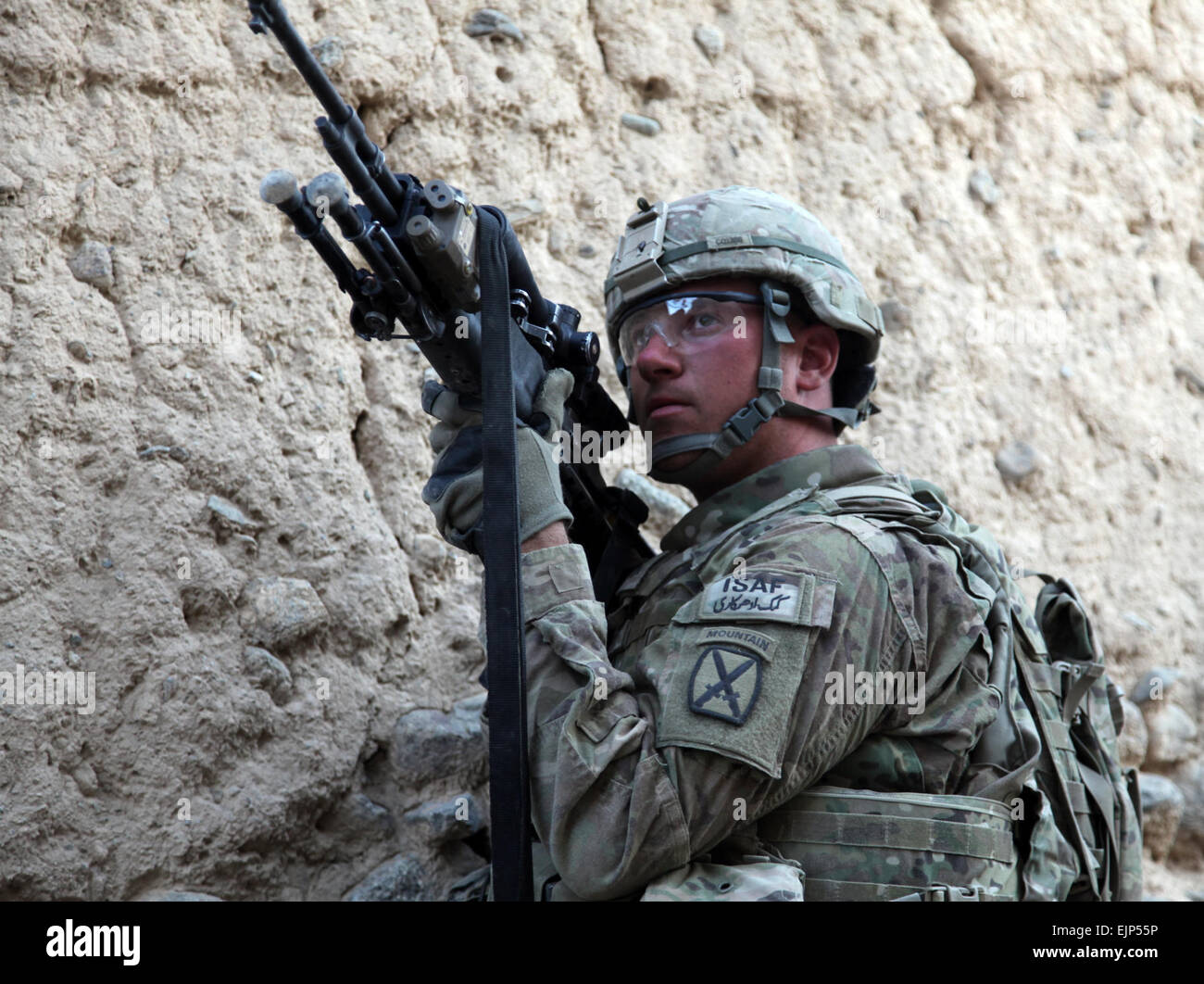 US Army Pvt. Michael Cozad 2nd Platoon, Charlie Troop, 389th Cavalry Squadron, 4th Infantry Brigade Combat Team, 10th Mountain Division Uhren die Dächer für feindliche Scharfschützen Charkh District, Provinz Logar, Afghanistan 13. 2010. US Armee SGT Sean P. Casey 982D bekämpfen Kamera ABN Stockfoto