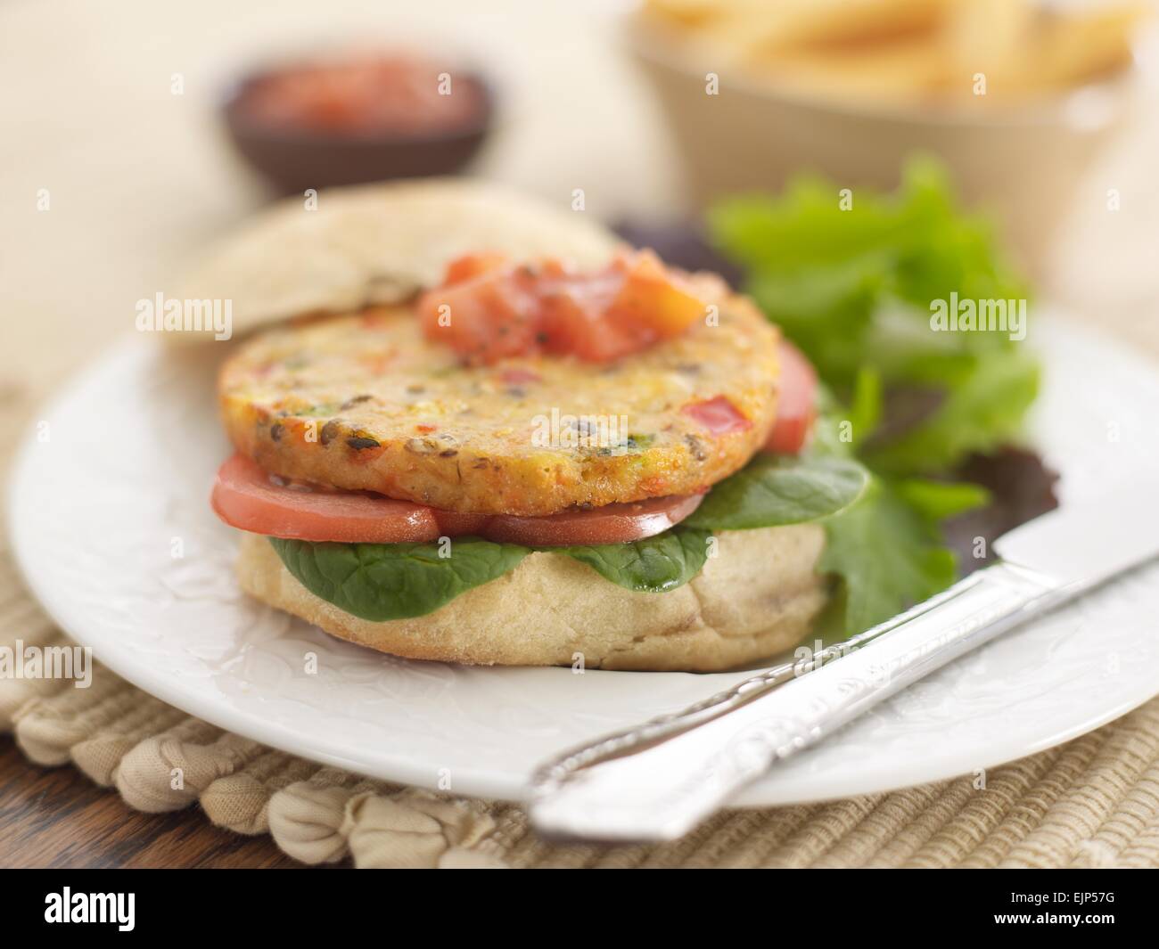 Veggie Burger mit salsa Landschaft Stockfoto