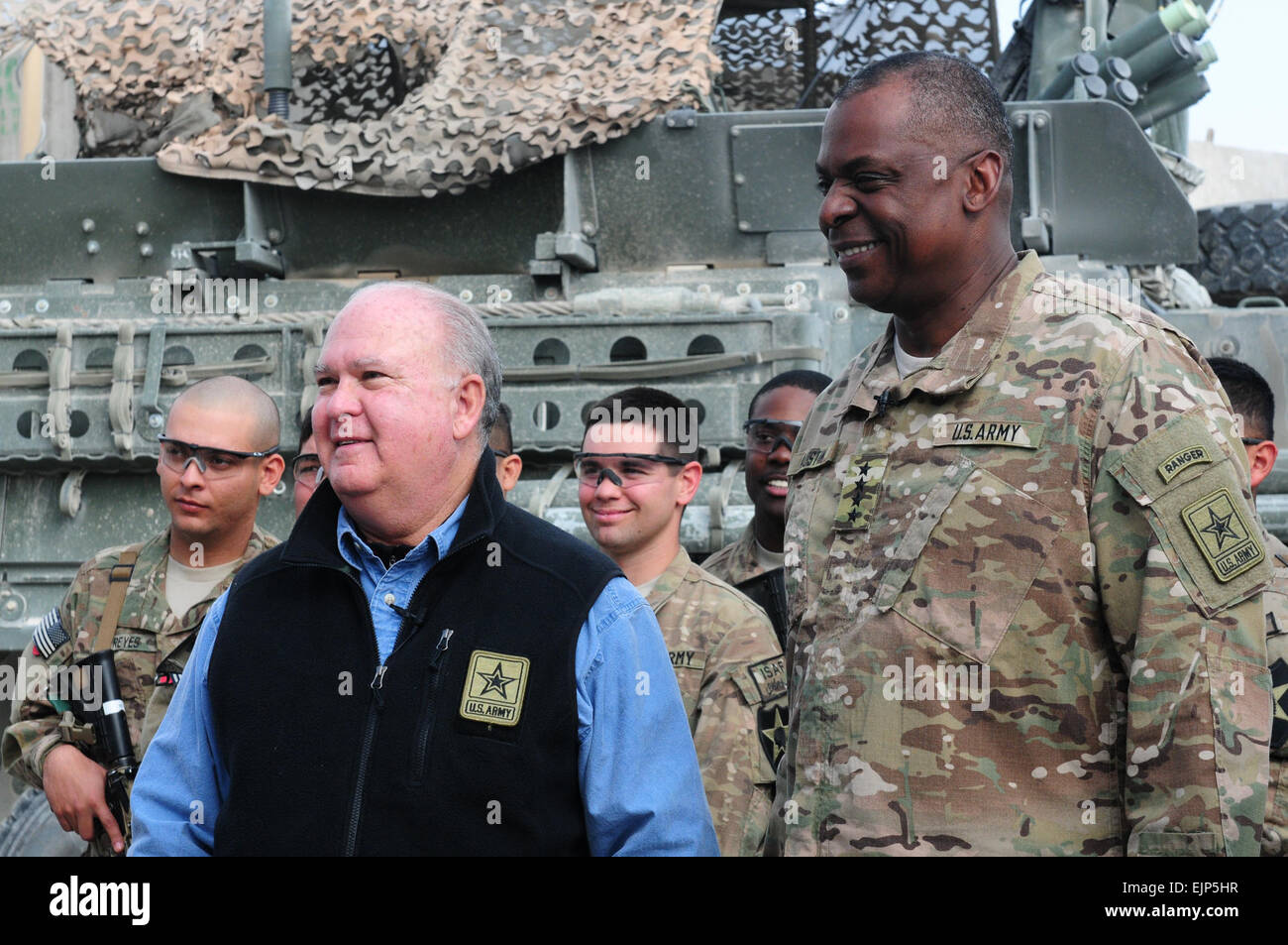 Unterstaatssekretär Armee Dr. Joseph W. Westphal und stellvertretender Chef des Stabes der Armee General Lloyd J. Austin III verbringen Zeit mit Truppen bei Combat Outpost Basis Zangabad, Afghanistan, während eines Besuchs von Thanksgiving, 22. November 2012.  Die Armeebeamte besucht die Basis und einige andere Soldaten ihre Wertschätzung zeigen. Stockfoto