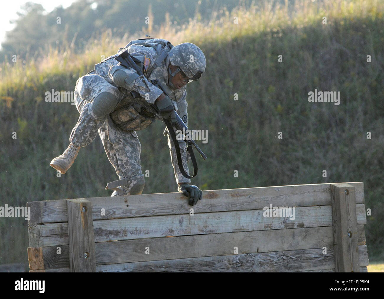 SPC. Darwynn McPherson, Army Materiel Command, Sprünge über ein Hindernis während der Veranstaltung "Stress-Fire" von der Armee am besten Krieger Congratulations statt Sept. 27-Okt. 2 Fort Lee (Virginia) Foto von T. Anthony Bell Stockfoto