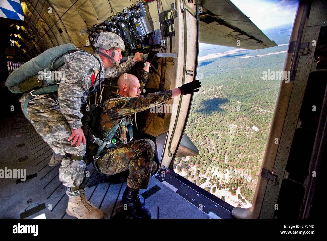 Sgt. 1. Klasse Eric Bullard, ein Heli mit 1st Brigade Combat Team, 82nd Airborne Division und deutschen Heli Staff Sgt Kay Erdmann mit Luftlande Brigade 31, sehen Sie Fallschirmjäger der 82. US-Luftlandedivision in Sizilien Drop-Zone während der Operation Bundesadler, eine amerikanisch-deutschen Luftlandeausbildung Übung in Fort Bragg, N.C., 5. Oktober 2010 steigen.  Während drei Tagen unter der Leitung von deutschen Jumpmasters springen werden Hunderte von US-Fallschirmjäger deutschen Fallschirm Flügel verdienen.  Sgt. Michael J. MacLeod Stockfoto