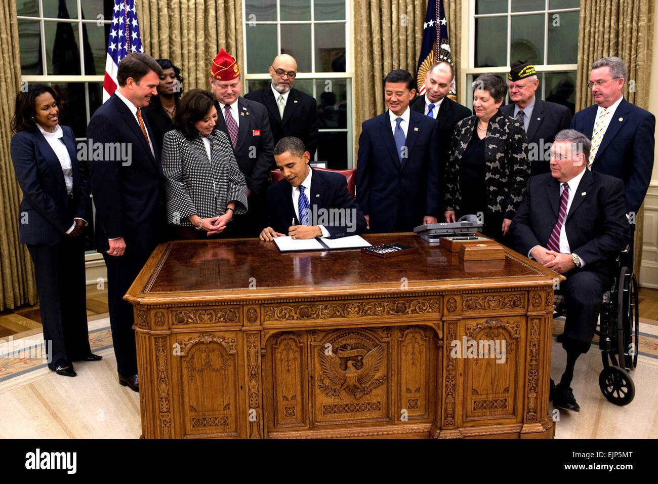 Präsident Barack Obama unterzeichnet eine Ausführungsverordnung auf die Beschäftigung der Veteranen in der Bundesregierung, 9. November 2009, im Oval Office im Weißen Haus. Weiße Haus Pete Souza Stockfoto