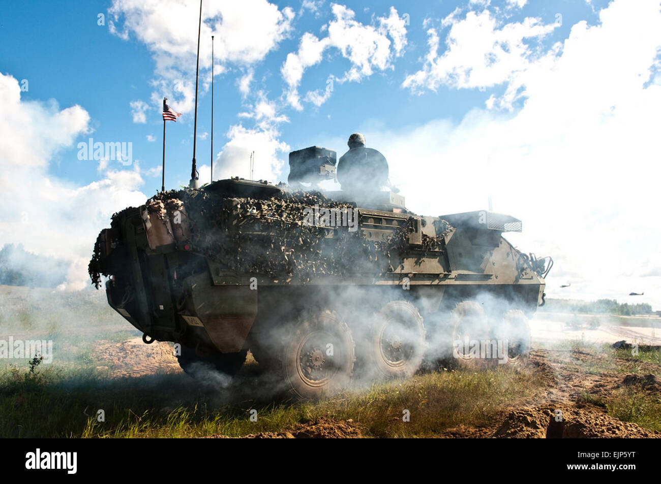 US-Soldaten mit Pennsylvania Army National Guard, 104. Kavallerie-Regiment, 2nd Battalion, Charlie Kompanie Bereitstellung von Rauch und Feuer schwere Maschinengewehre aus einem gepanzerten Fahrzeug während einer Schlacht Simulation für unterschieden Besucher in Lettland 17. Juni 2014, im Rahmen von Saber Strike 2014. Säbel-Strike ist ein U.S. European Command gesponsert, unter der Regie der Joint Chiefs Of Staff regionaler und multilateraler Gefechtsstand und Feld Übung entwickelt, um die Interoperabilität zwischen den Vereinigten Staaten und Partnerländer erhöhen.  SPC. Joshua Leonard, US-Armee Stockfoto