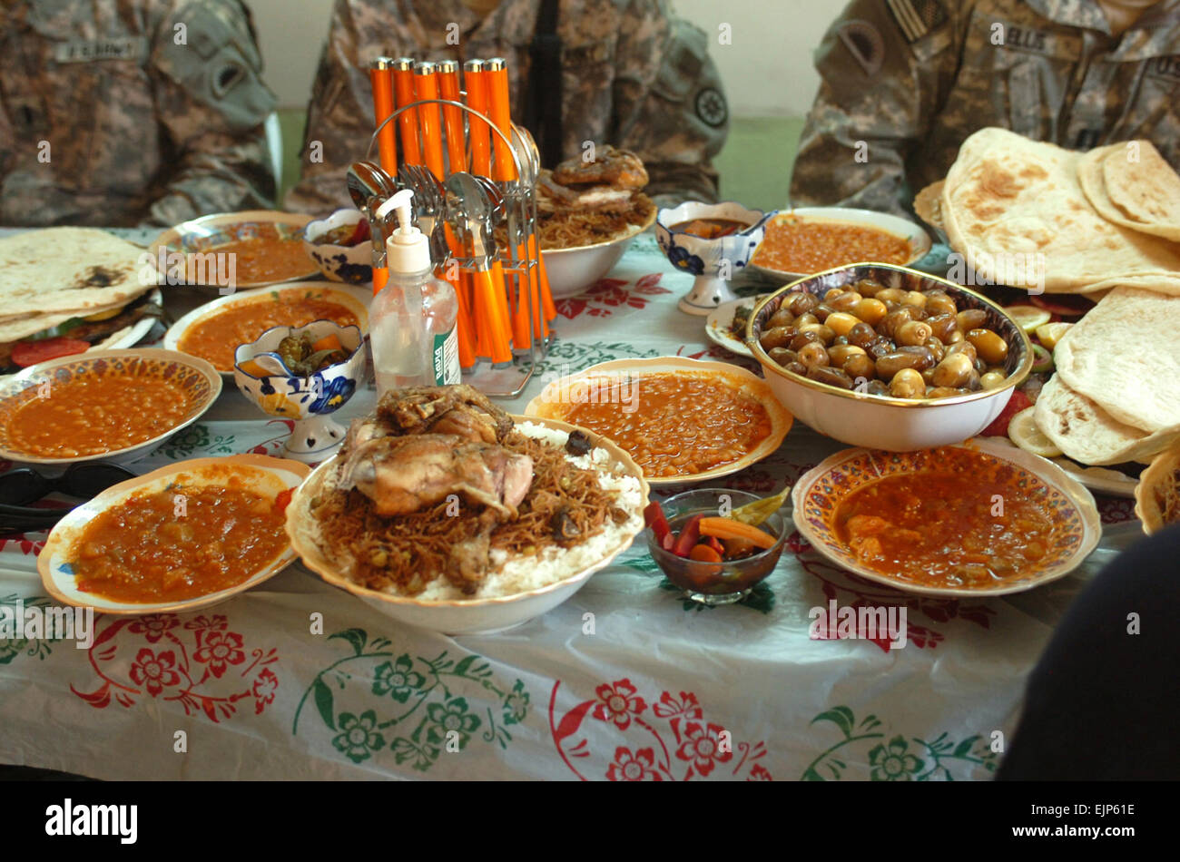 Herr Ali Jadaan Ein Bauunternehmer In Scania Irak Begrusst Die Mitglieder Des Alpha Company 2 162 Infanterie Oregon Army National Guard In Seiner Heimat Fur Ein Pre Ramadan Fest Das Fest War Auch Eine Einladung