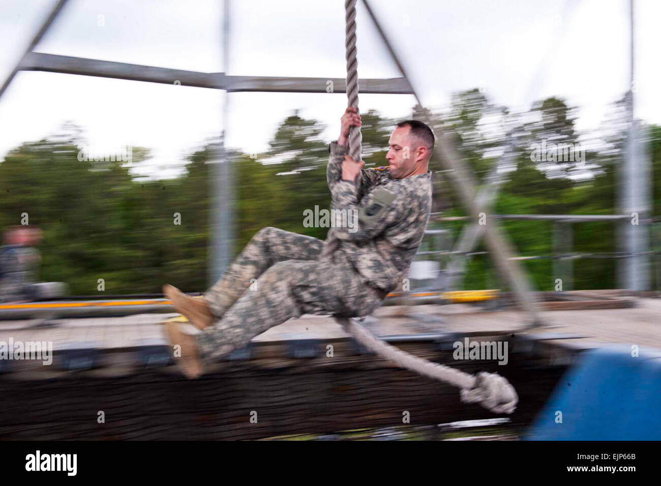 Army Staff Sgt Jesse Mullinax schwingt in einer Grube in der Region 3 besten Krieger Wettbewerb im McCrady Training Center in Fort Jackson, S.C., 1. Mai 2013. Soldaten aus 10 Bundesstaaten und Territorien konkurrieren um einen Platz in der Armee am besten Krieger Wettbewerb über vier Tage. PENDOLARIS erhält der 218. Regiment, South Carolina Army National Guard. Foto: U.S. Air National Guard Staff Sgt Jorge Intriago Stockfoto