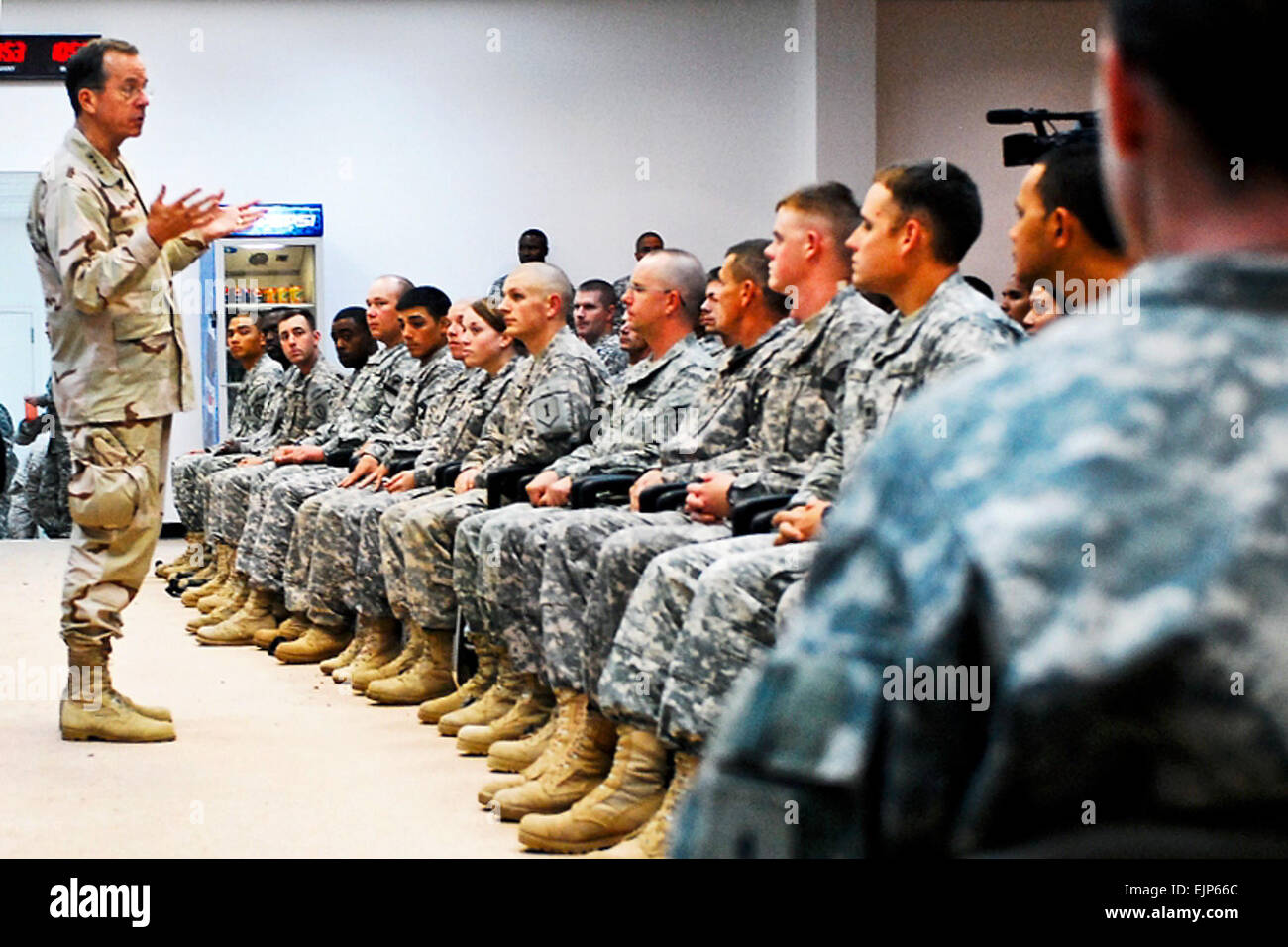 U.S. Navy Admiral Mike Mullen, Vorsitzender der Joint Chiefs Of Staff, befasst sich mit Soldaten im Camp Liberty, Irak, 22. April 2011. Die Soldaten sind der 1st Infantry Division 2. beraten und unterstützen Brigade und der US-Division Mitte zugeordnet. Mullen ist der Besuch des Central Command Einsatzgebiet zu unterstützen eine USO Tour und besuchen Kollegen und Service-Mitglieder im Bereich. US-Division-Center. Sgt. Daniel Stoutamire Stockfoto