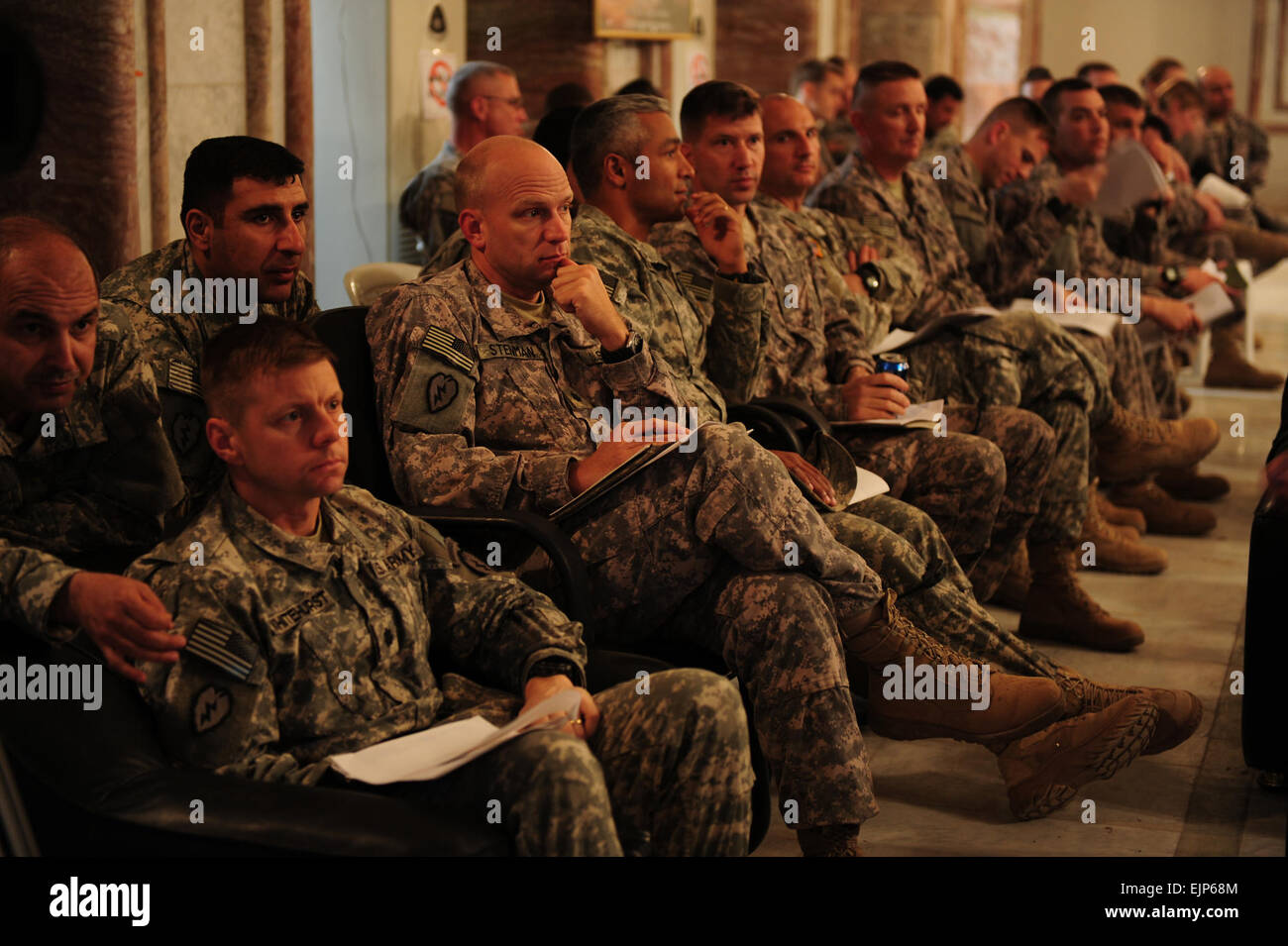 US-Soldaten aus 3rd Brigade Combat Team, 25. Infanterie-Division, besuchen die Übergang Zeremonie von den Söhnen des Irak Übergang von Vereinigten Staaten die Kontrolle an die Regierung des Irak in Tikrit, Irak, am 11. Februar. Stockfoto