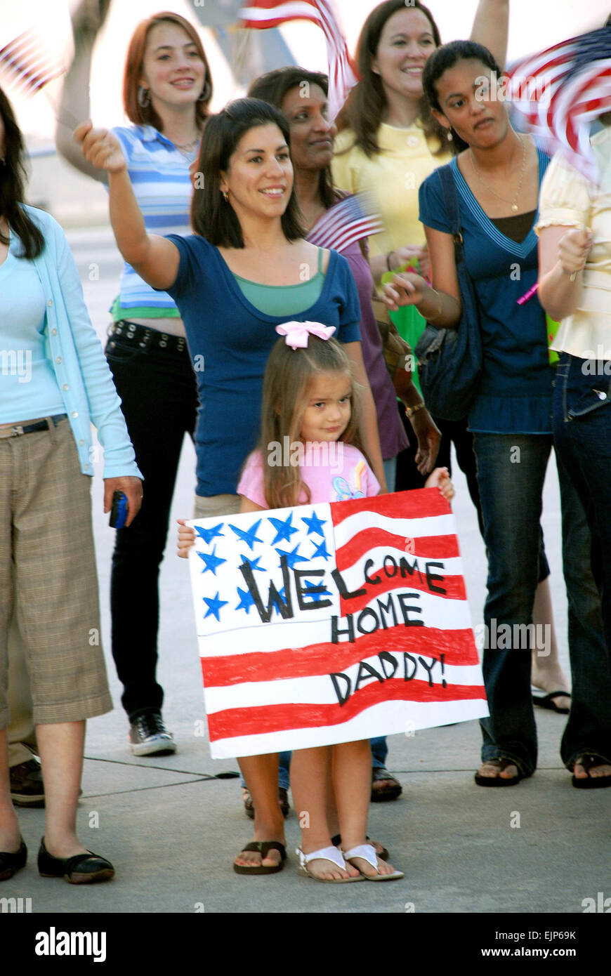 Natalie McQueen und ihre Tochter MacKenzie, 5, mit einem Schild "Welcome Home" wurden Extras während der Dreharbeiten für "Army Wives" am 6. Mai 2008, Charleston Air Force Base, S.C Die Lifetime Network Show, die normalerweise auf eine ehemalige militärische Einrichtung im Bereich Filme, filmte die vierte Episode der zweiten Staffel. Verteidigung-Abteilung Foto von Samantha L. Quigley Stockfoto