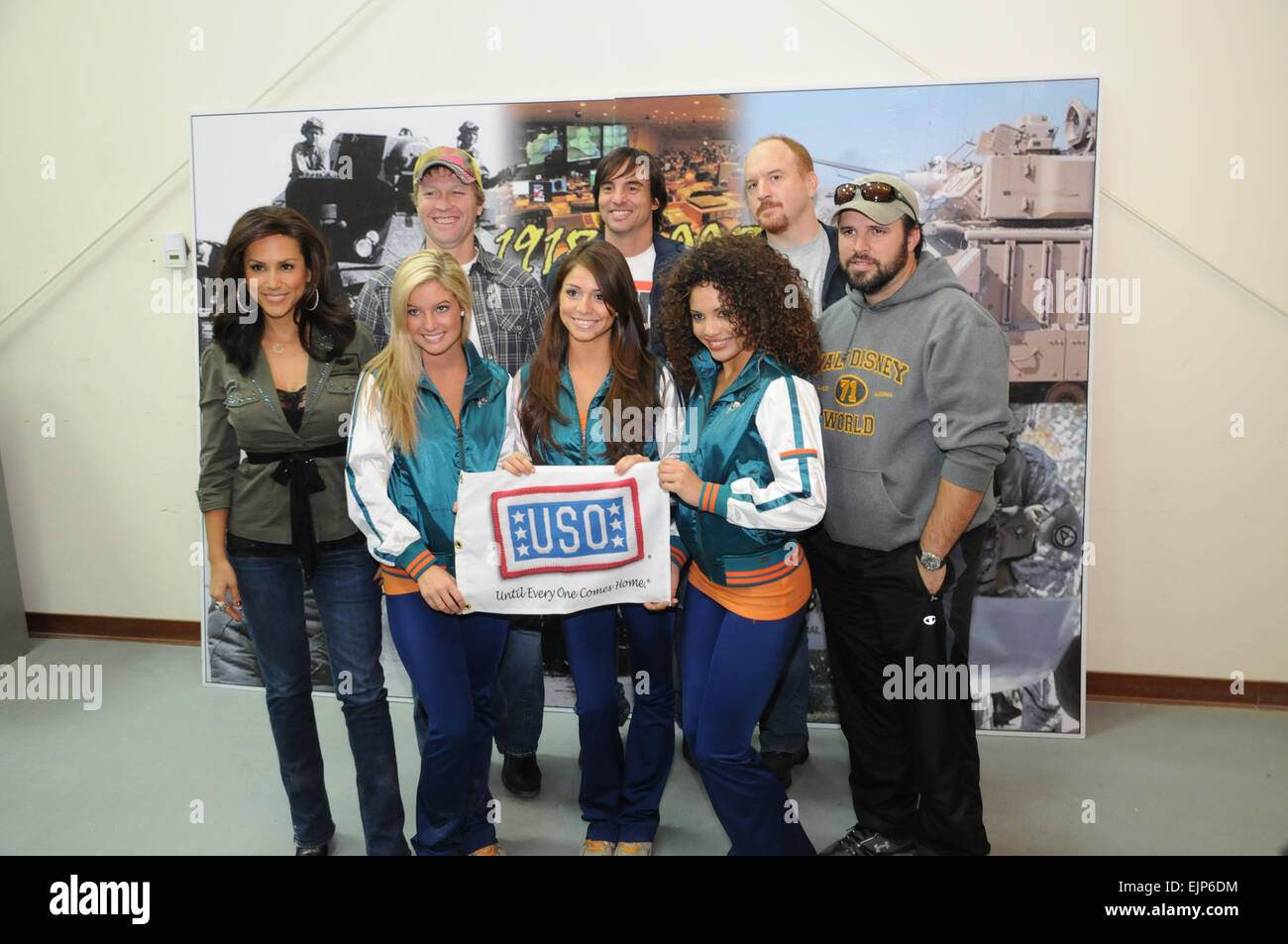 Von links, hintere Reihe, Leeann Tweeden, Craig Morgan, Keni Thomas Louis c.k., Mark Wills, front Row, Lilly Robbins, Ariana Aubert und Kayla Patterson posieren für ein Gruppenfoto während der Sergeant-Major der Armee Hoffnung und Freiheit 2008 Tour in Kuwait, 17. Dezember 2008. Stockfoto