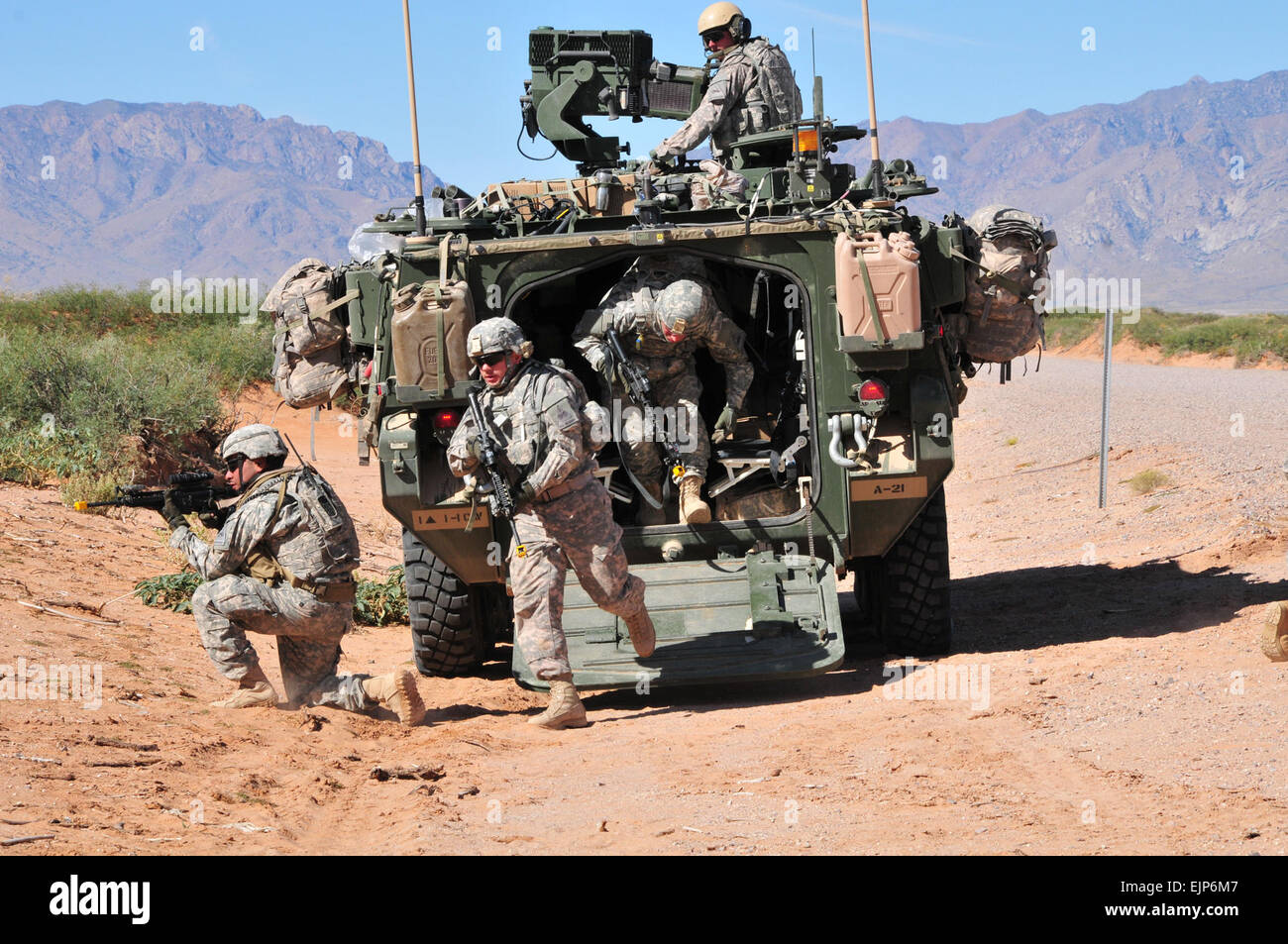 Soldaten von der 1. Staffel, 1. Kavallerie-Regiment, 2. Brigade der 1. US-Panzerdivision, demontieren von einem Stryker Fahrzeug während das Netzwerk Integration Bewertung 13.1 bei Dona Ana Range, N.M.  Oberstleutnant Deanna Bague, Brigade Modernisierung Befehl. Stockfoto