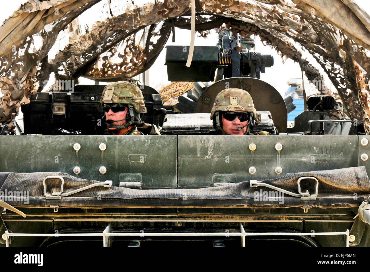 US Army Lieutenant Colonel Henry I. B. McNeilly, links, und US Army Lieutenant Colonel Thomas M. Feltey bieten hinten Sicherheit in einem gepanzerten Fahrzeug Stryker als Bestandteil ein Konvoi mit der neue Kommandeur der regionalen Befehl Septmber in der afghanischen Provinz Kandahar, 11. Juli 2013. McNeilly befiehlt der 2nd Infantry Division 1. Bataillon, 6. Feldartillerie-Regiment und Feltey befiehlt der 1st Infantry Division 2. Bataillon, 23. Infanterie-Regiment.  Staff Sgt Shane Hamann Stockfoto